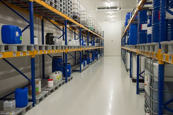 Prévoir des zones de stockage pour les produits dangereux et les déchets