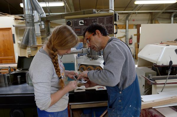 Une apprentie ébéniste et son tuteur