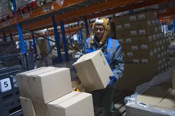 Manutention manuelle de charges dans une zone fraîche