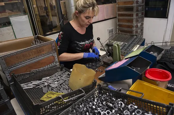 Travail répétitif de montage manuel d'éléments de pompe