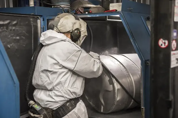 Opération de décapage par projection d'abrasif