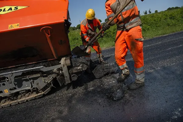 Application d’enrobés bitumineux tiède sur une route départementale