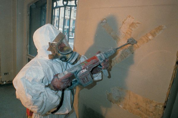 Travail sur un mur contenant de l’amiante