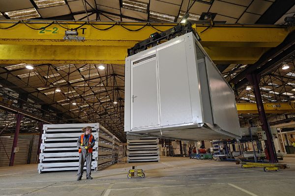 Un pont roulant lors d’une opération de transport de modules vers zone d'expédition.