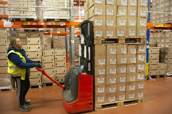 Chariot de manutention automoteur à conducteur accompagné utilisé pour la manutention des palettes