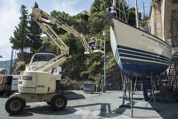 Une nacelle élévatrice multidirectionnelle est utilisée pour accéder en sécurité à des points en hauteur.