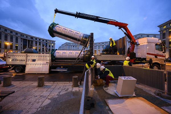 Une grue de chargement lors d’une campagne de remplacement des 550 colonnes Morris jalonnant les rues de Paris.