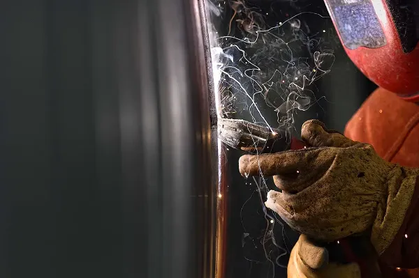 L’exposition aux fumées de soudage peut être responsable de nombreuses maladies pulmonaires, rénales, du système nerveux central…