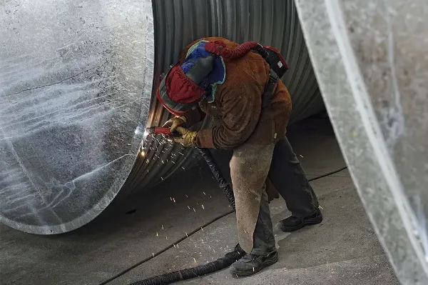 En complément des mesures de protection collective, le port d’un appareil de protection respiratoire permet de réduire les expositions des soudeurs