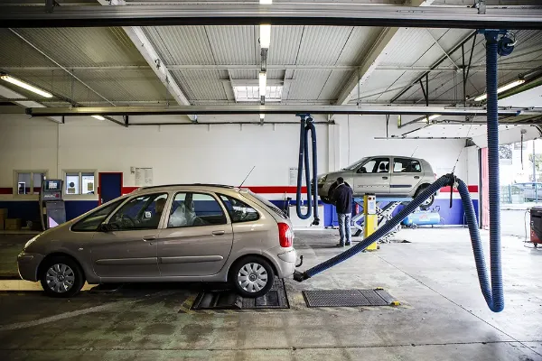 Extracteur mobile de gaz d'échappement sur rail raccordé à un collecteur fixe