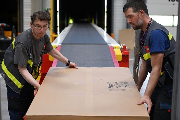 2 salariés transportant un colis