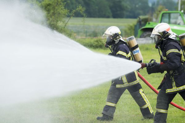 Des pompiers interviennent