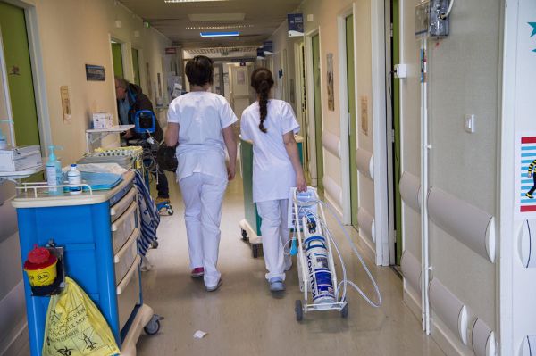 Transport du chariot d’administration de Meopa jusqu’à la chambre d’un patient