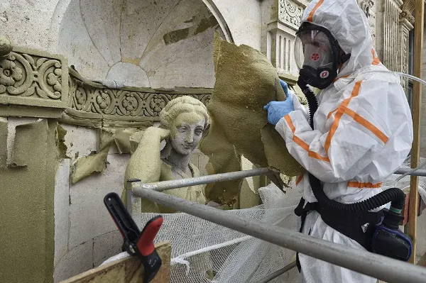 Elimination du plomb sur la façade par projection de cataplasme d'argile