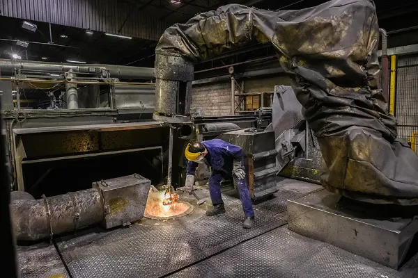Prélèvement d'un échantillon de métal en fusion dans une fonderie
