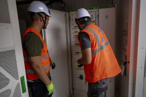 opérateur intervenant sur une armoire électrique