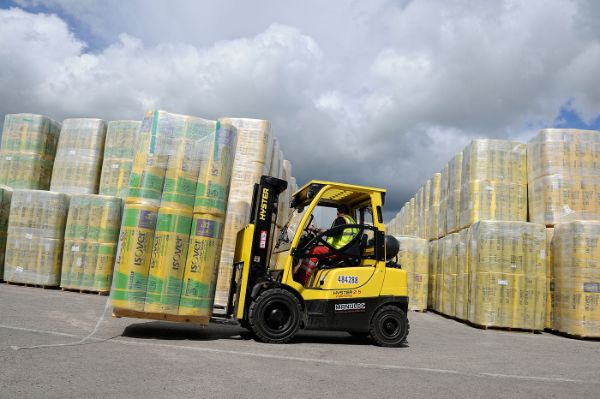 Chariot élévateur dans un centre logistique