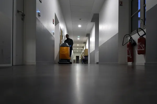 Agent d’entretien chargé du nettoyage des locaux d’une entreprise
