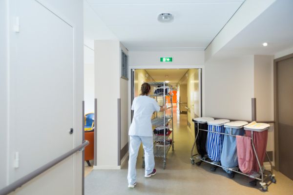 Manutention de chariots de linge, de soin ou d’entretien dans les couloirs d’un EHPAD