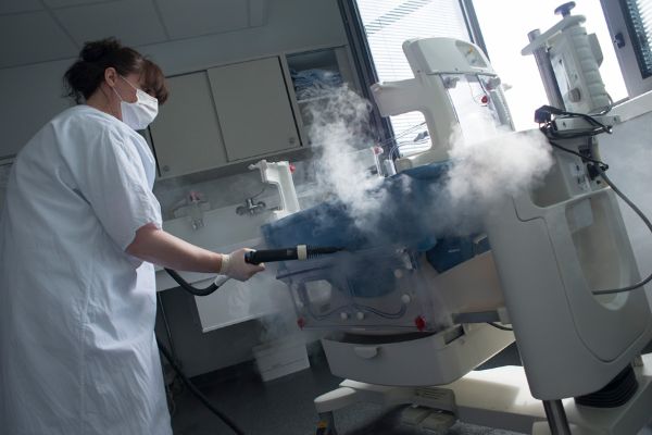 Nettoyage d’un incubateur de réanimation néonatale à l’aide d’un nettoyeur à vapeur