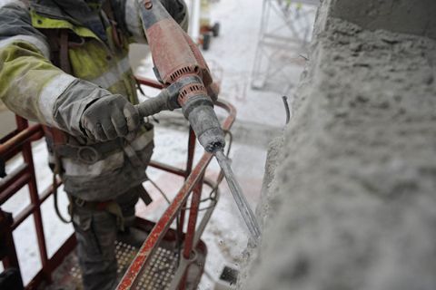 Utilisation de piqueur sur un chantier de BTP Utilisation de piqueur sur un chantier de BTP