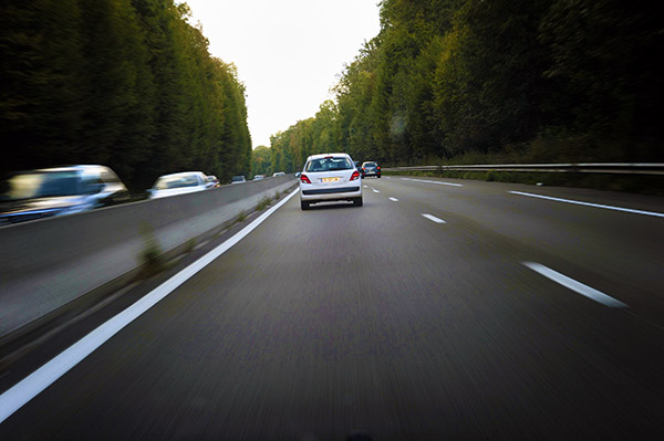 Véhicule circulant sur une autoroute Véhicule circulant sur une autoroute