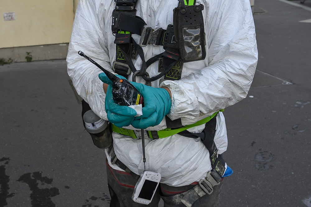 L’utilisation d’un émetteur-récepteur radio permet aux intervenants de communiquer avec le surveillant resté en surface. L’utilisation d’un émetteur-récepteur radio permet aux intervenants de communiquer avec le surveillant resté en surface.
