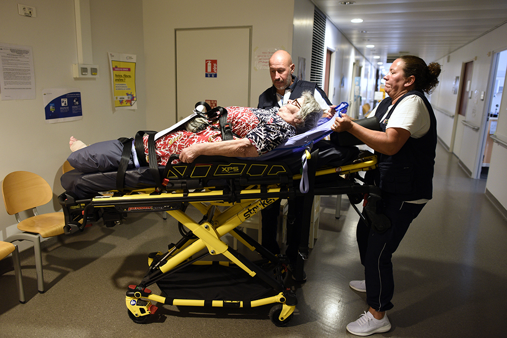 un brancardier transporte un malade un brancardier transporte un malade