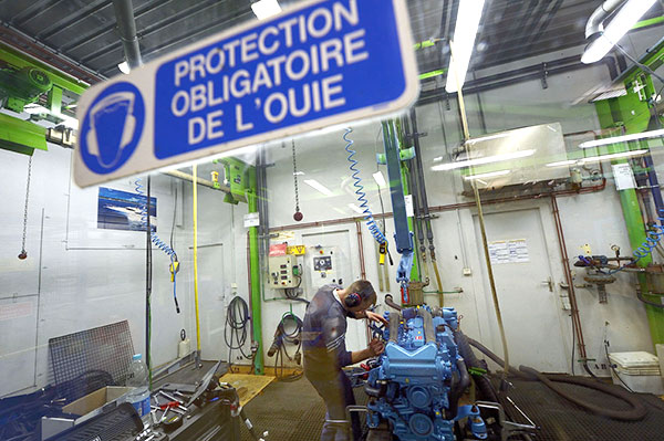 Opérateur dans un atelier de mécanique Opérateur dans un atelier de mécanique