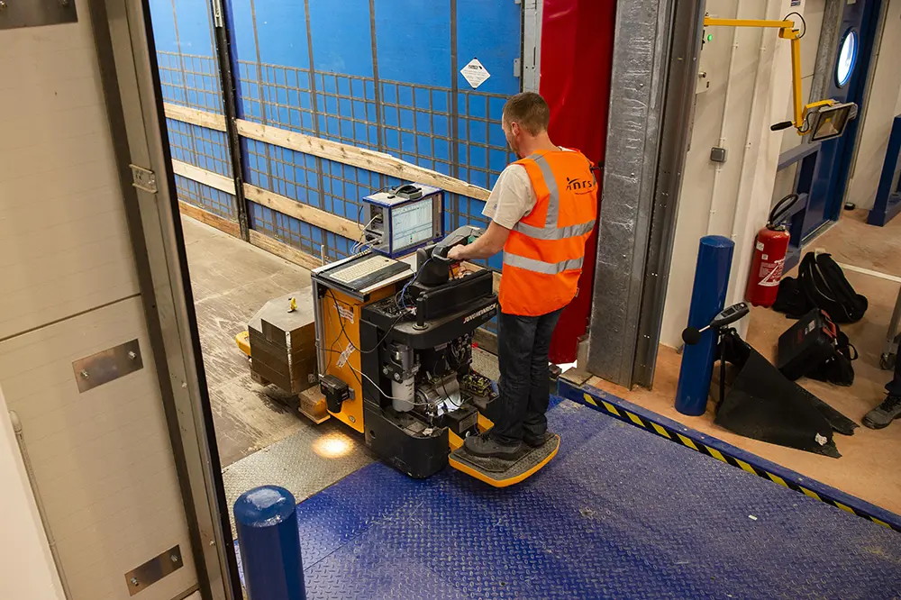 Rouler sur un sol inégal provoque des vibrations importantes