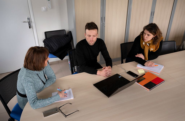 Réunion de travail dans un bureau du tertiaire Réunion de travail dans un bureau du tertiaire