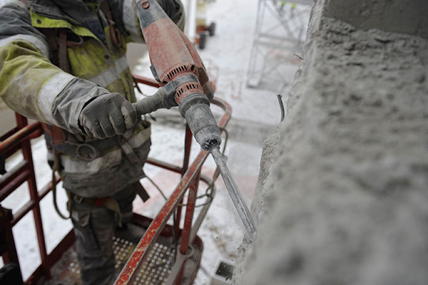 Opérateur utilisant un perforateur à béton Opérateur utilisant un perforateur à béton