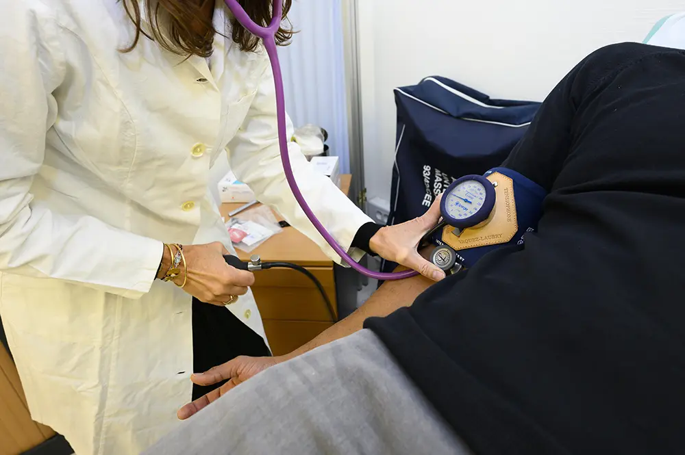 Médecin du travail prenant la tension d'un salarié