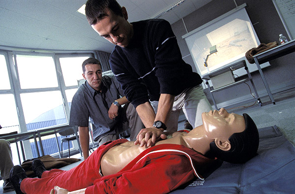 Lors de leur formation, les sauveteurs secouristes du travail apprennent à maîtriser les gestes de premiers secours. Lors de leur formation, les sauveteurs secouristes du travail apprennent à maîtriser les gestes de premiers secours.