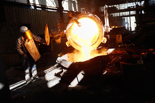 Coulée de métal en fusion dans une fonderie Coulée de métal en fusion dans une fonderie